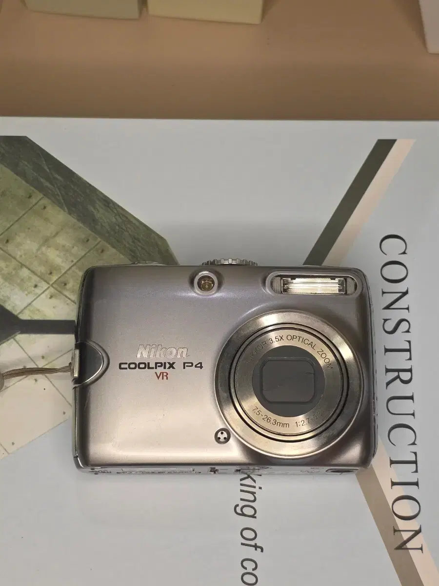 니콘 쿨픽스P4 / Nikon Coolpix P4 / Silver | 브랜드 중고거래 플랫폼
